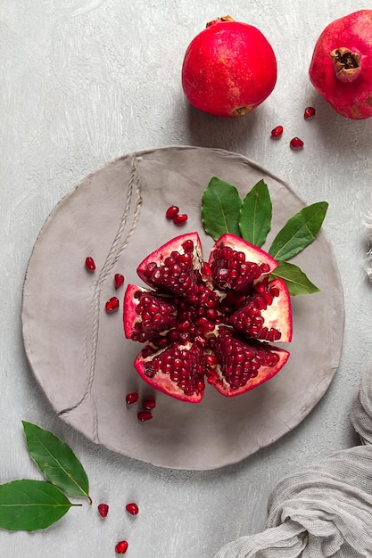 Fruta de granada recién cortada sobre un fondo gris concepto de comida vista superior sin gente