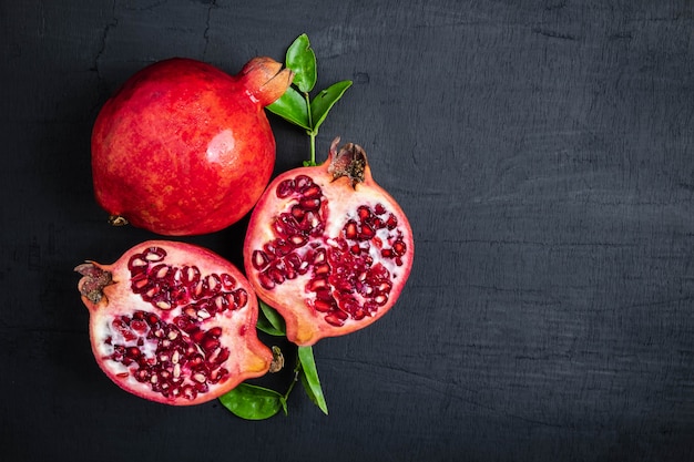 Fruta de Granada en rodajas sobre un fondo negro