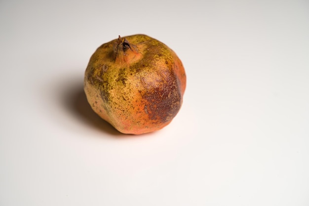 Fruta de granada sobre fondo blanco.