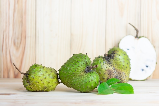 Fruta de guanábana en la mesa de madera