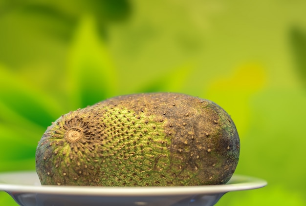 Foto fruta guanábana en rodajas cerca fondo verde