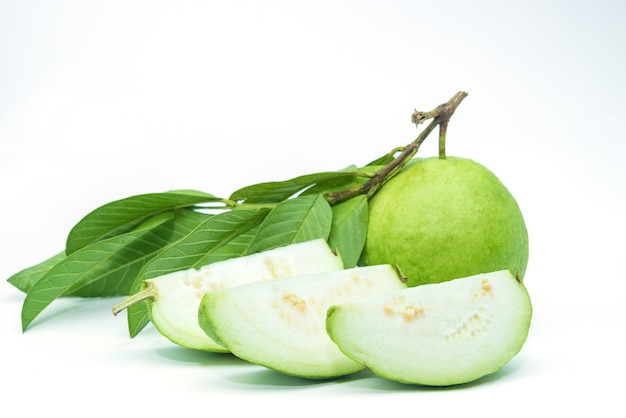 Foto fruta de guayaba aislada en el fondo blanco.