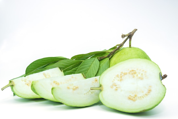 Fruta de guayaba aislada en el fondo blanco.