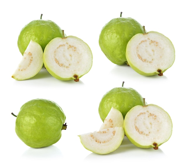 Fruta de guayaba aislado sobre fondo blanco.