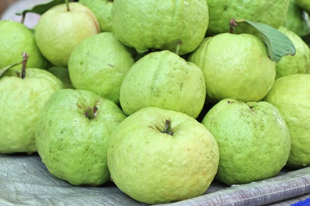 Fruta de guayaba en la comida de la calle