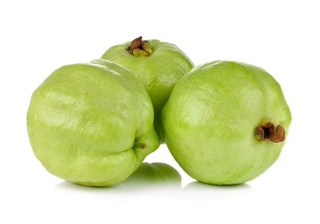 Fruta de guayaba en pared blanca