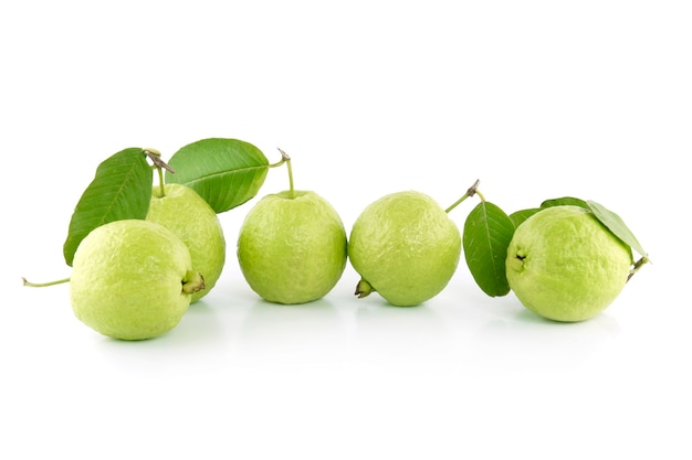 Fruta de guayaba verde aislado en el blanco