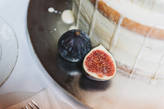 Fruta de higo, vista de cerca, como decoración para un pastel de boda