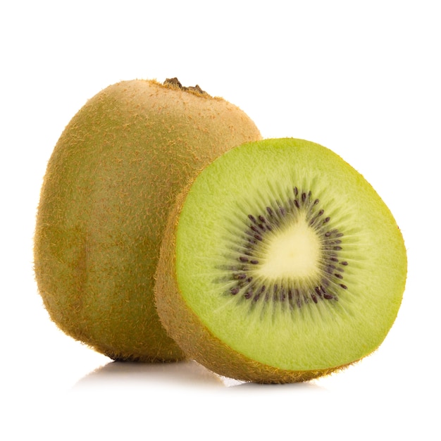 Fruta de kiwi aislada en el fondo blanco