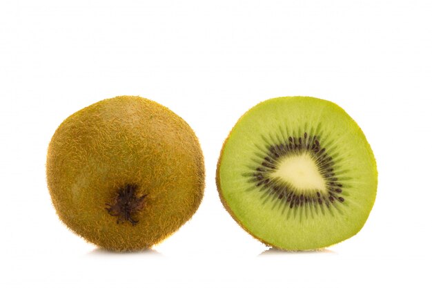 Fruta de kiwi aislada en el fondo blanco