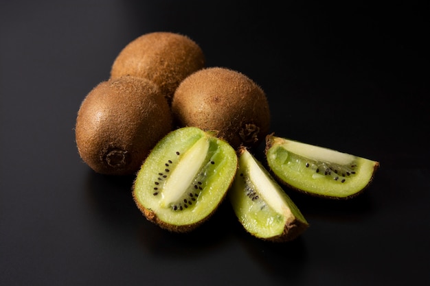 Fruta de kiwi aislada en el fondo negro, fruta de kiwi fresca.