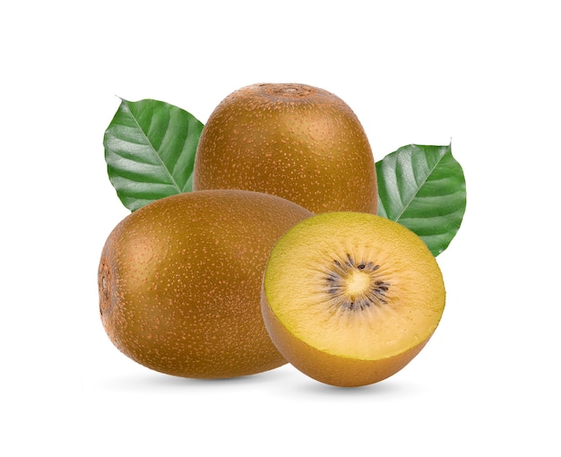 Fruta de kiwi amarillo sobre fondo blanco.