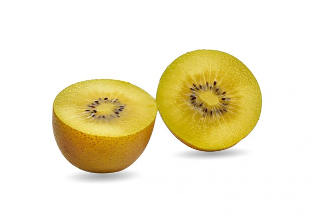 Fruta de kiwi amarillo sobre fondo blanco.