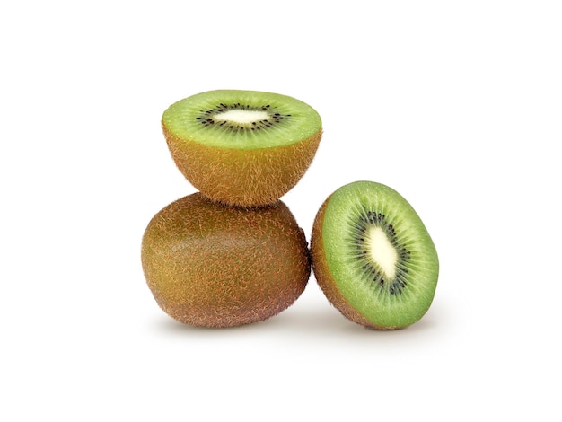 Fruta de kiwi entera madura y media fruta de kiwi aislada en el fondo blanco