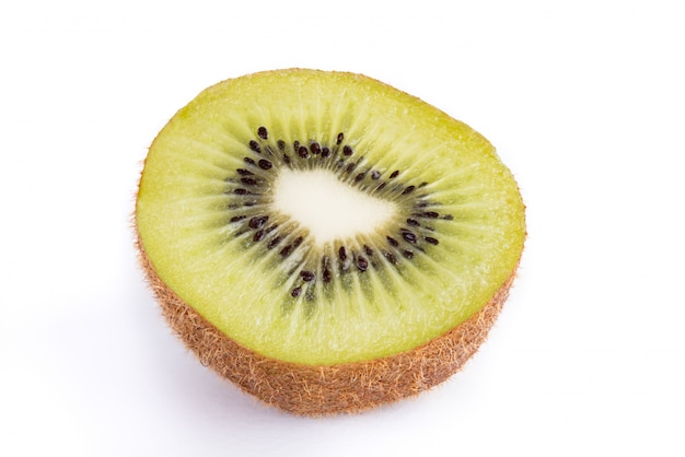 Fruta de kiwi entera y mitad sobre fondo blanco
