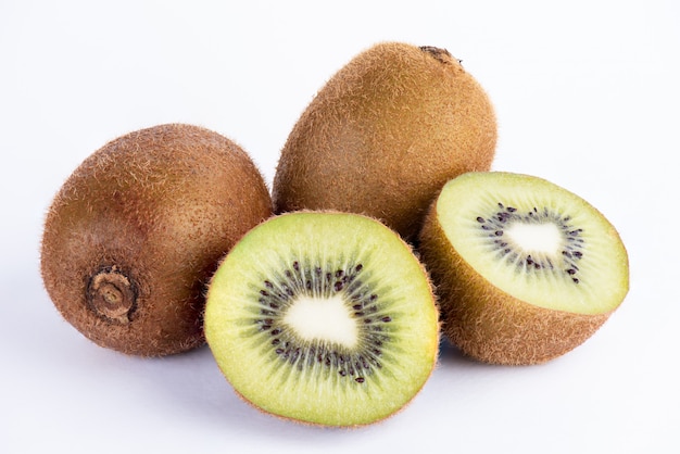 Fruta de kiwi entera y mitad sobre fondo blanco