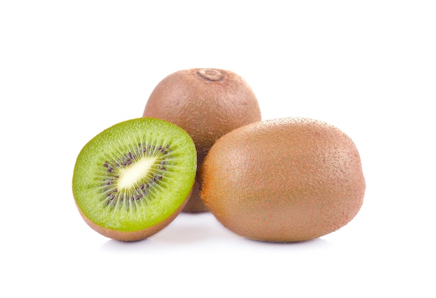 Fruta de kiwi fresca sobre fondo blanco