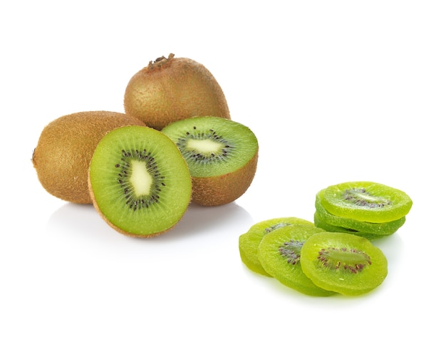 Fruta kiwi isolada no branco.