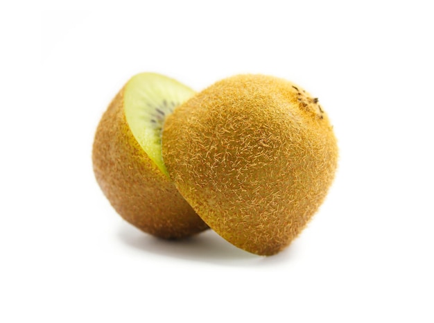 Fruta kiwi isolada no fundo branco