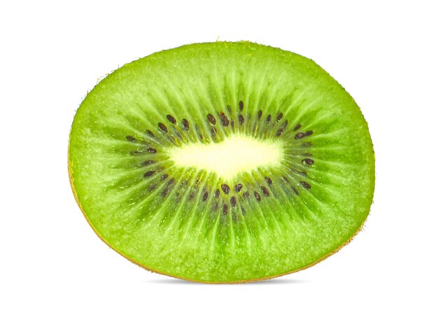 Fruta de kiwi medio madura sobre fondo blanco