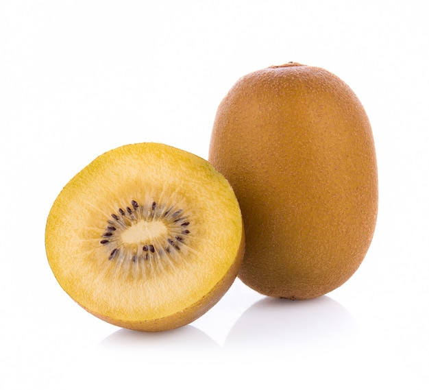 Fruta de kiwi del oro aislada en el fondo blanco