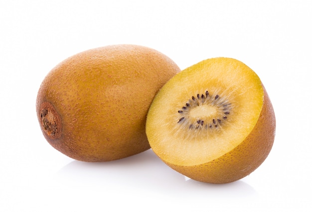 Fruta de kiwi del oro aislada en el fondo blanco