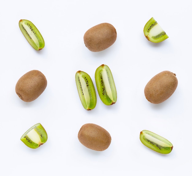 Fruta de kiwi con una rebanada aislada en blanco.