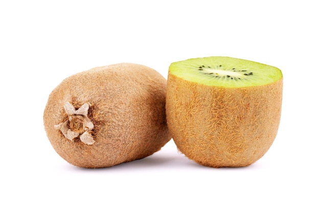 Fruta de kiwi y rebanadas aisladas sobre fondo blanco