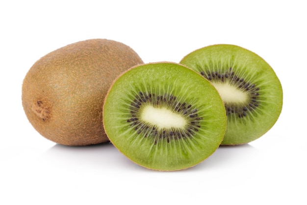 Fruta de kiwi en rodajas aislado en blanco