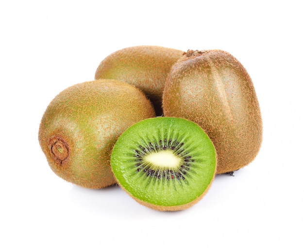 Fruta de kiwi sobre fondo blanco