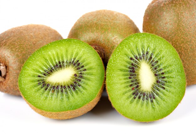 Fruta de kiwi sobre fondo blanco