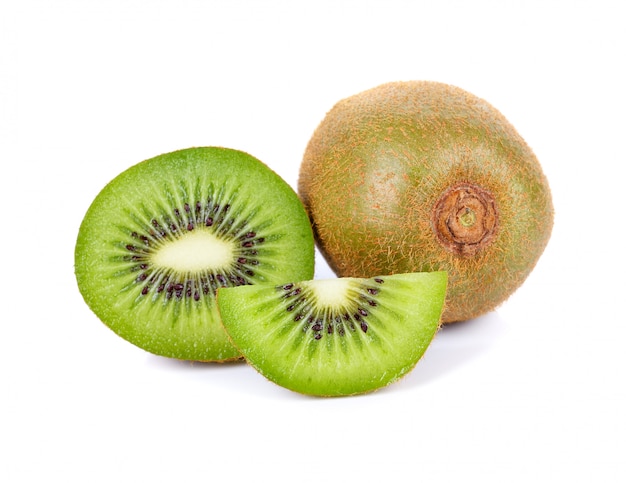 Fruta de kiwi sobre fondo blanco