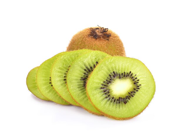 Fruta de kiwi sobre fondo blanco