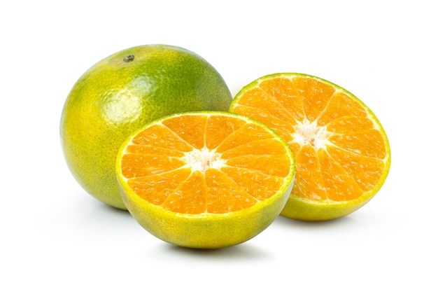 Foto fruta laranja clementina ou tangerina cortada ao meio isolada no fundo branco