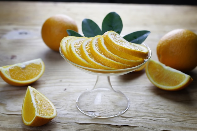 Fruta laranja em fundo de madeira