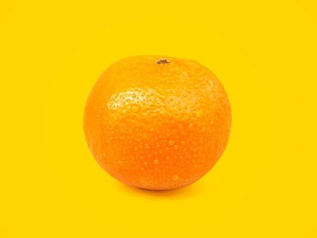 Fruta laranja em fundo laranja