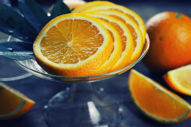 fruta laranja em tons em fundo de madeira