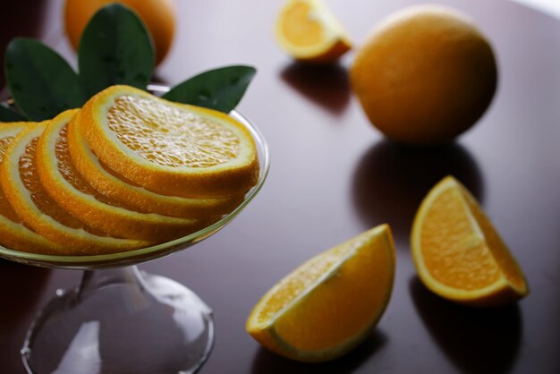 Fruta laranja em tons em fundo de madeira