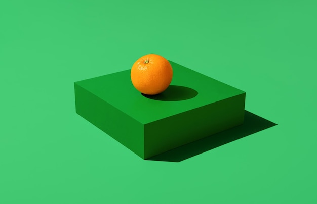 Fruta laranja em um suporte Laranja única isolada em fundo verde