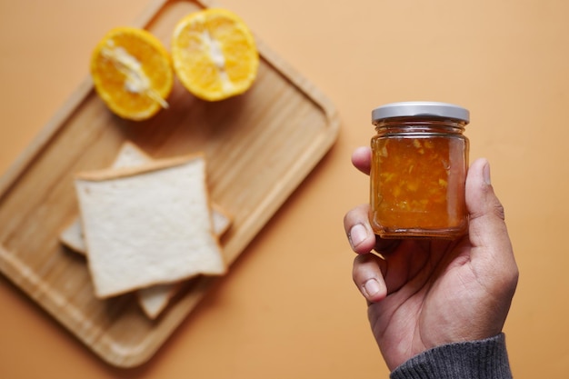 Fruta laranja espalhada em uma vista superior do recipiente