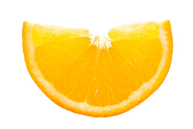 Fruta laranja. Fatia de laranja isolada em branco. Com trajeto de grampeamento.