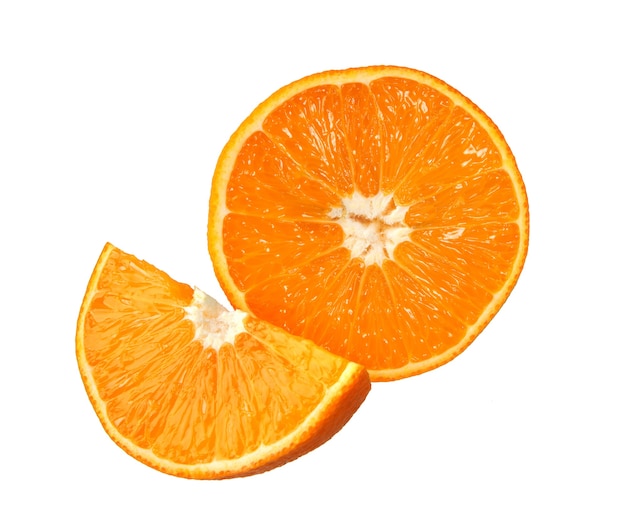 Fruta laranja. Fatia de laranja isolada no fundo branco. Fruta fresca.