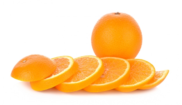 Foto fruta laranja fatiada, isolada no fundo branco