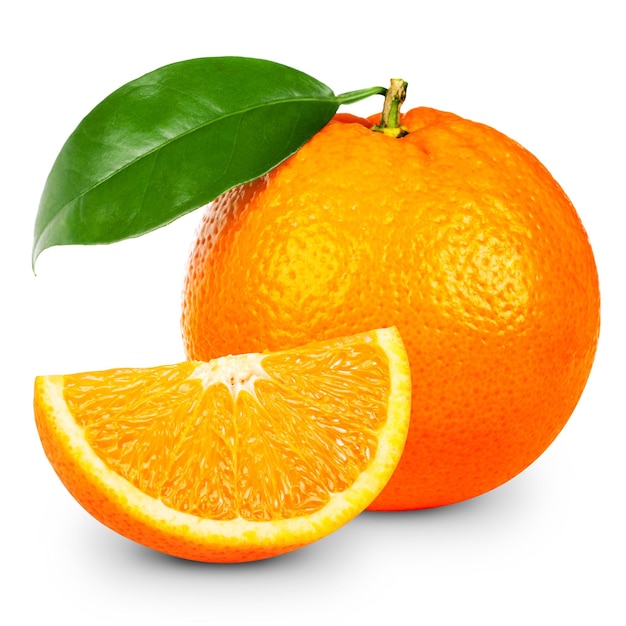 Fruta laranja fatiada isolada