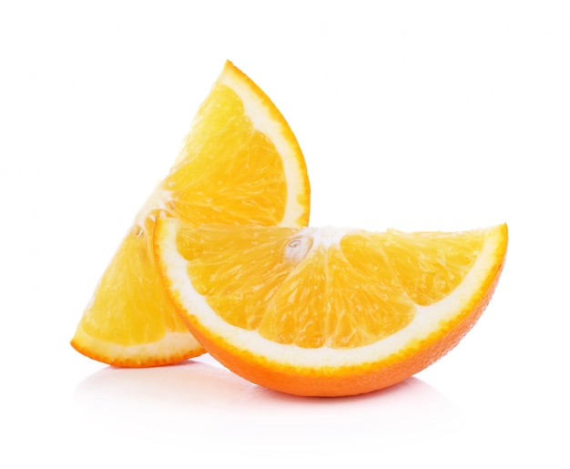 Fruta laranja fatiada isolado no fundo branco