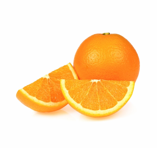 Fruta laranja isolada em fundo branco