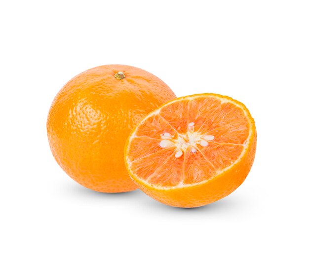 Fruta laranja isolada no branco.