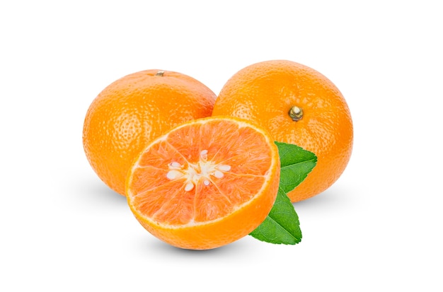 Fruta laranja isolada no branco.