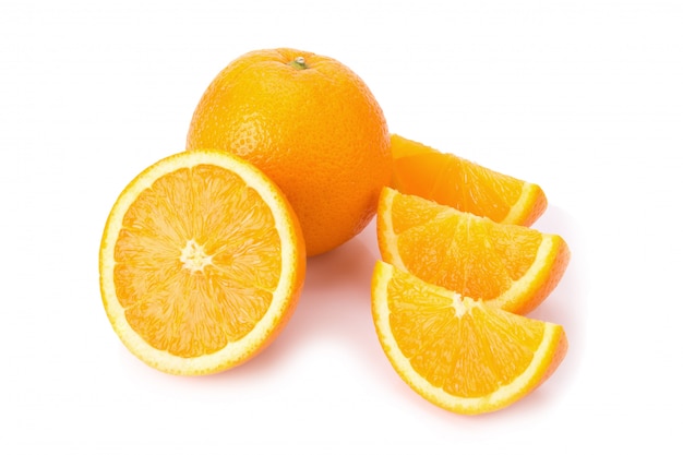 Fruta laranja isolada no branco