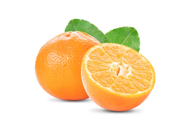 Fruta laranja isolada no espaço em branco.